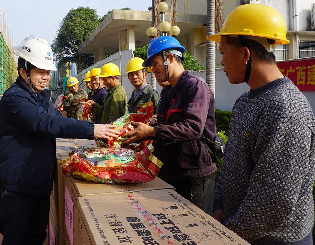 （修圖）為一線工人發(fā)放慰問品。謝微旋 攝_副本.jpg