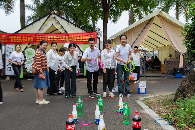 套圈現(xiàn)場(chǎng)。郭奎君 攝.jpg